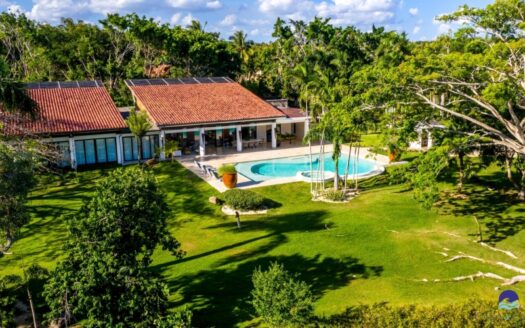 Modern villa centrally located – ref. 2341