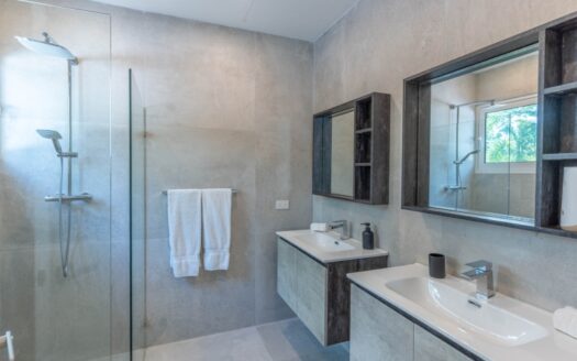 Enclosed unique villa with seaview – ref. 2460