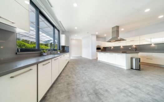 Unique modern home with incredible river view – 2361